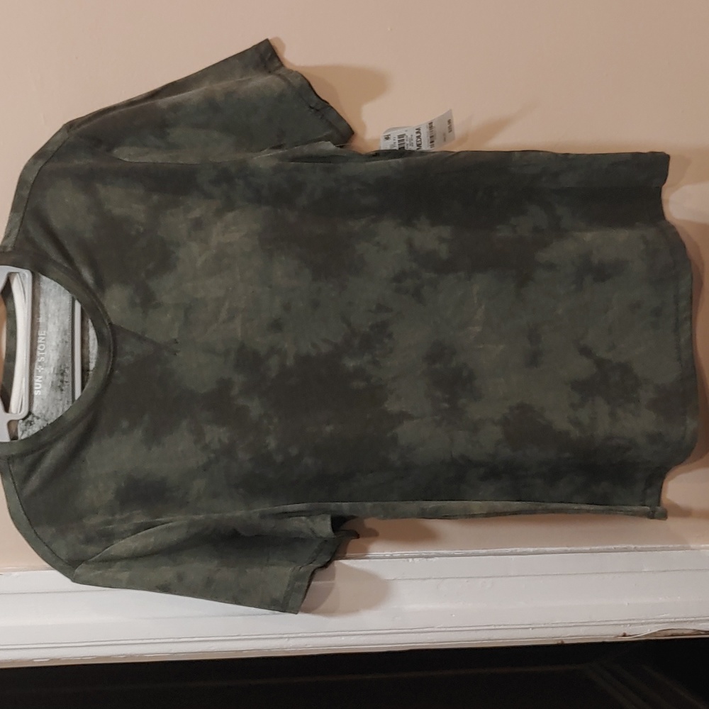 NWT. MENS T SHIRT